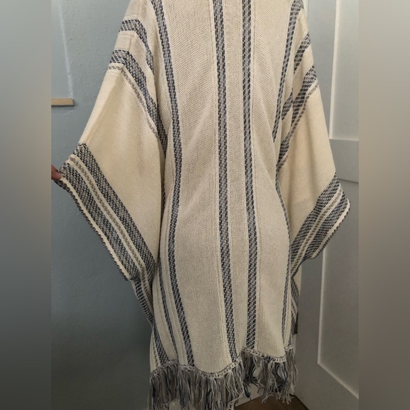 Lucky Brand Knit Ruana Cardigan M/L Cream Blue Striped Fringe Boho - Poncho - Picture 4 of 6